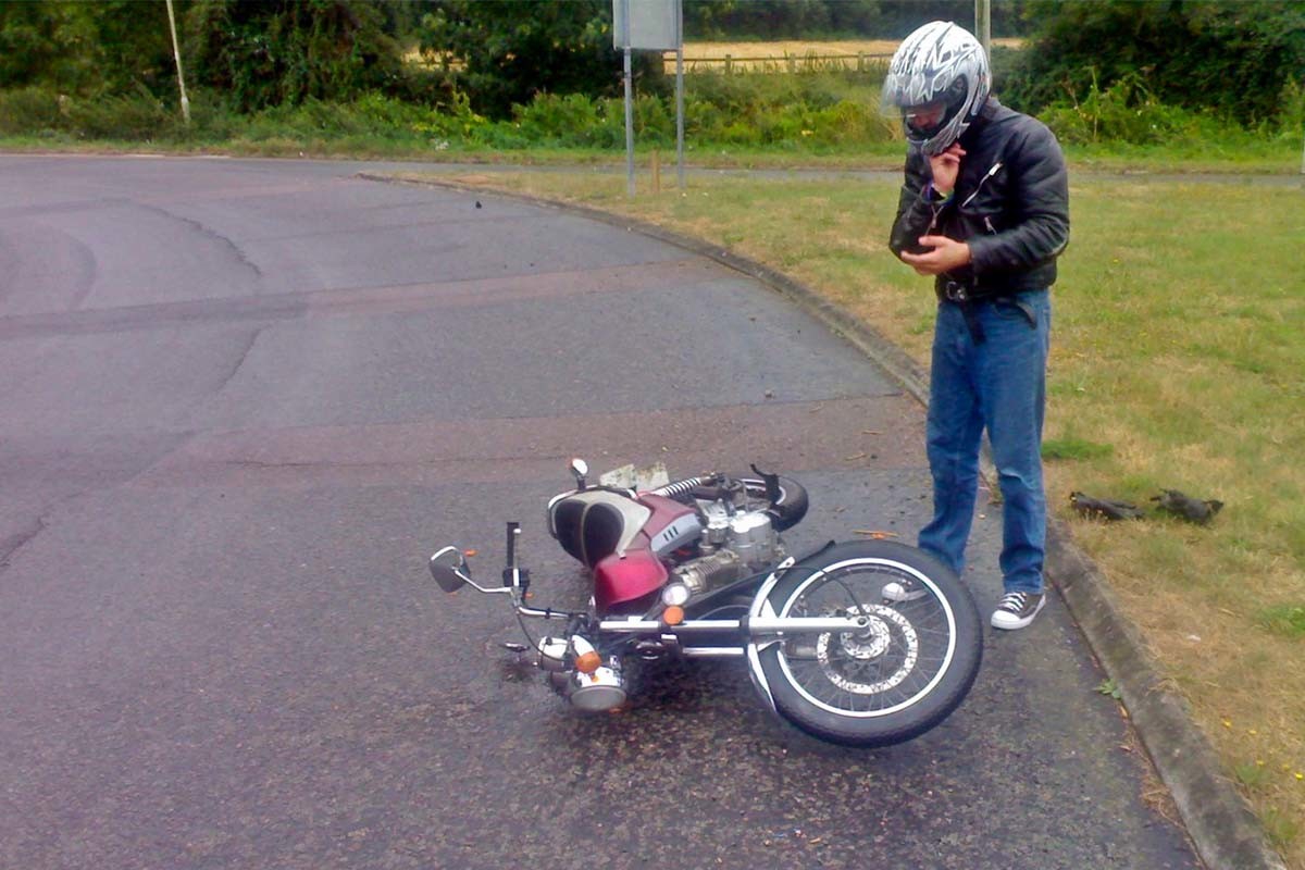 Fotos ¿Qué hacer si se te cae la moto?