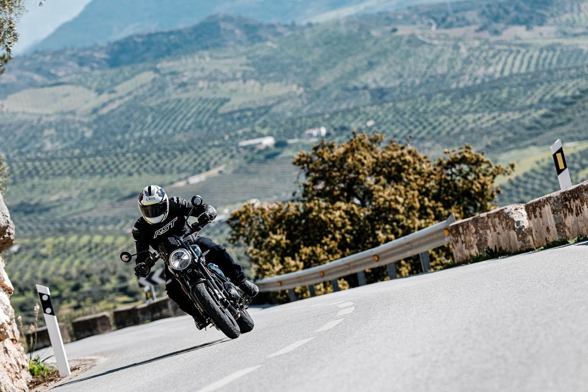 prueba triumph tracker 400 thruxton 400 3