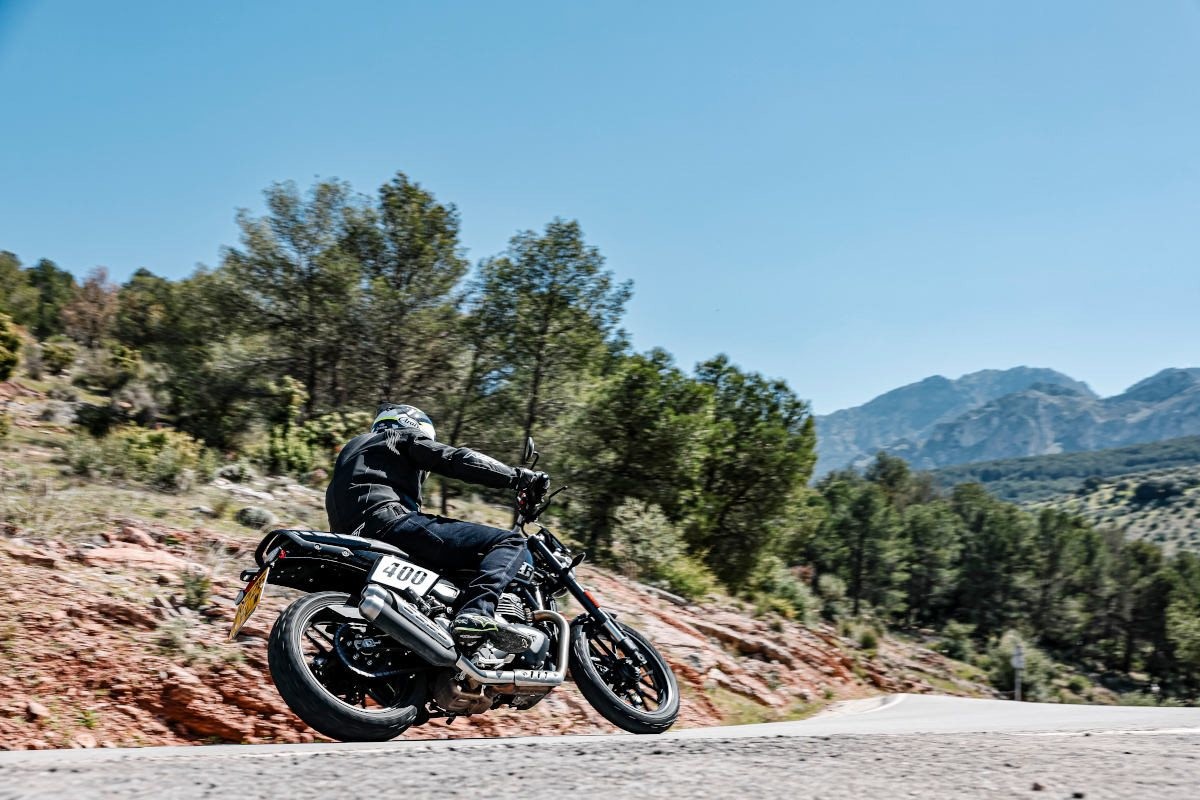 prueba triumph tracker 400 thruxton 400 4