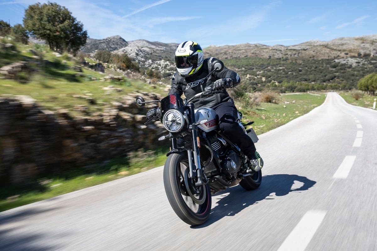 prueba triumph tracker 400 thruxton 400 5