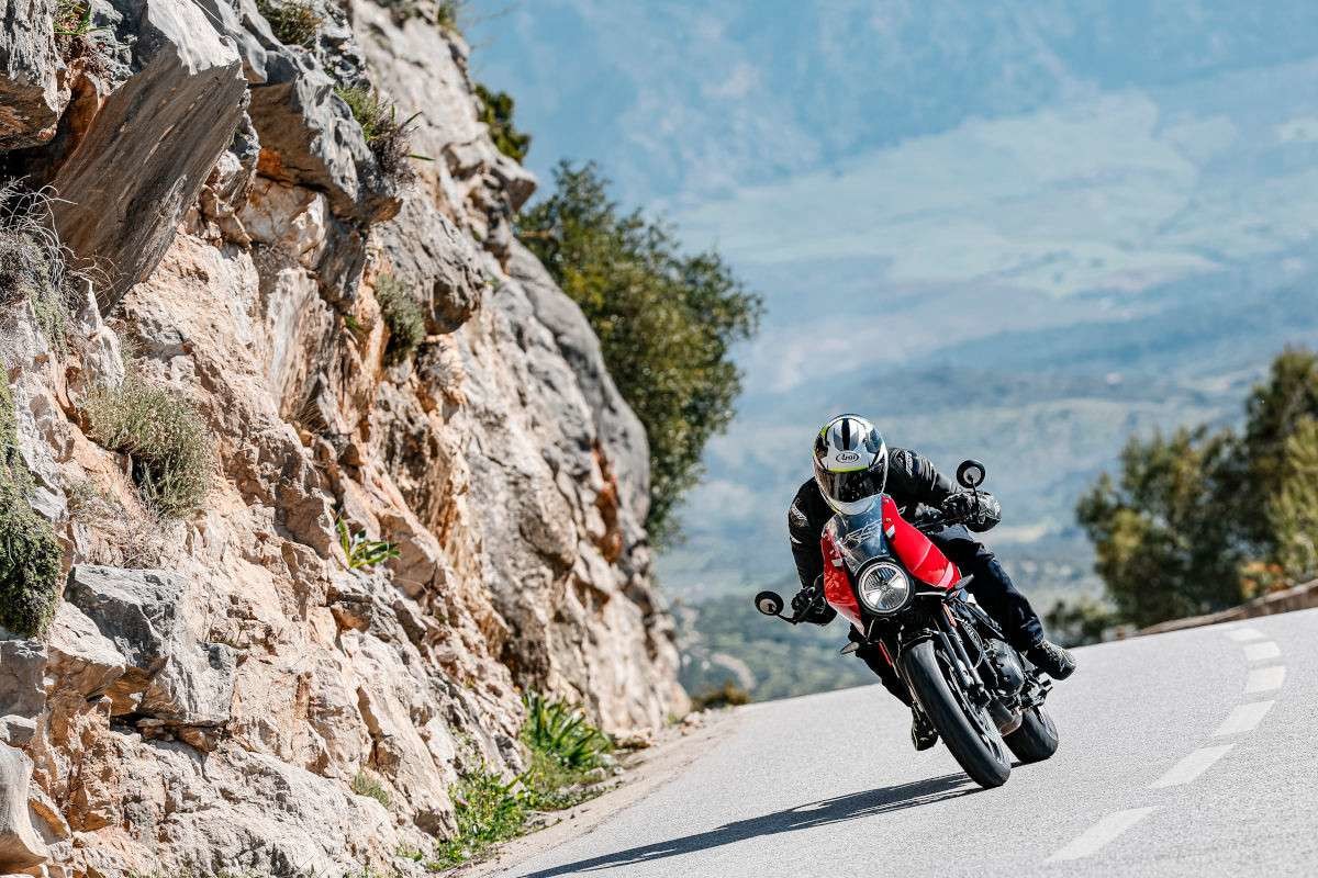 prueba triumph tracker 400 thruxton 400 6