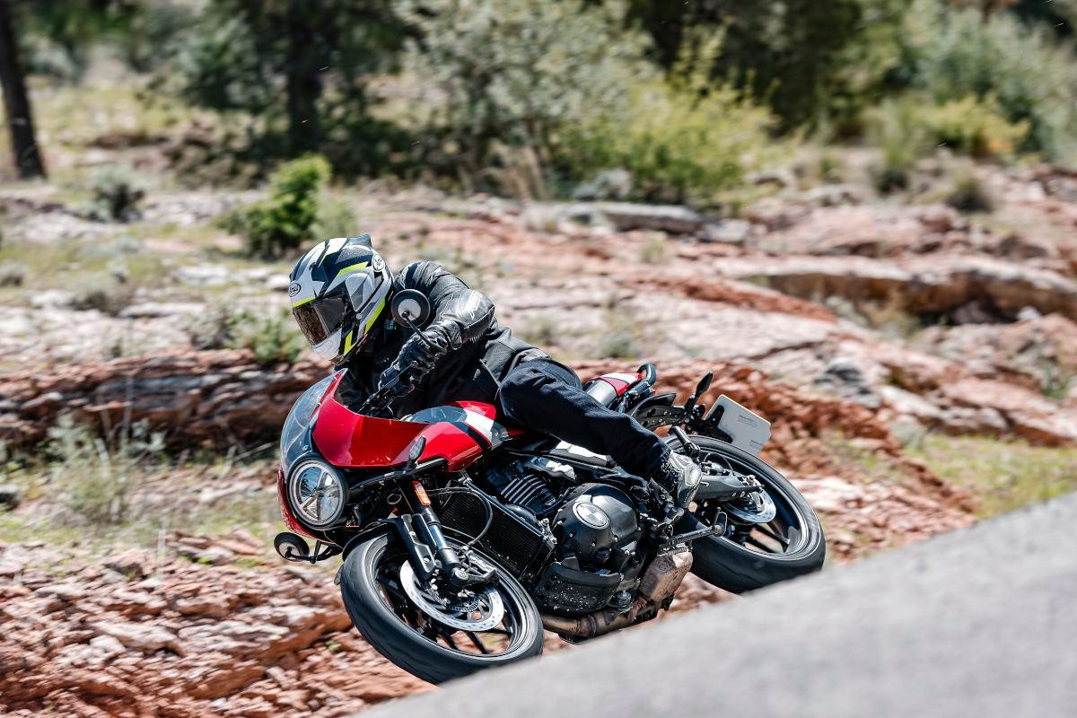 prueba triumph tracker 400 thruxton 400 7