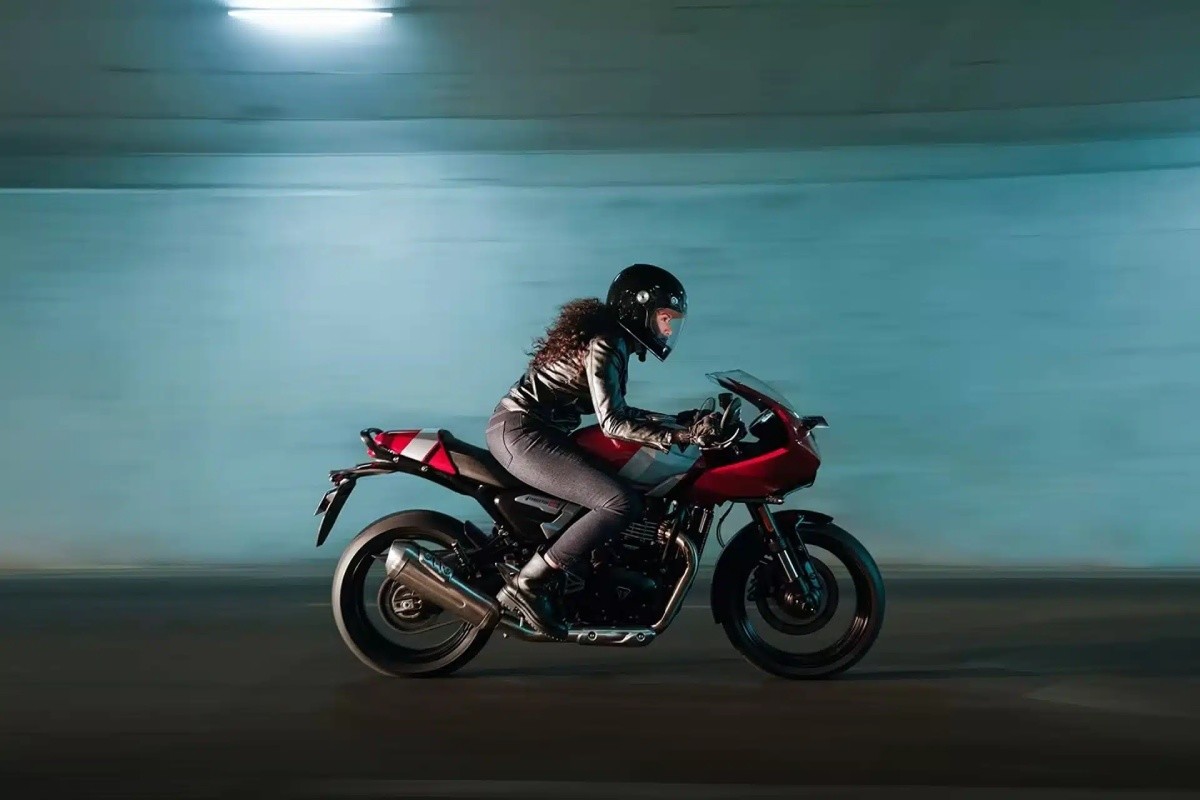 triumph thruxton 400 2