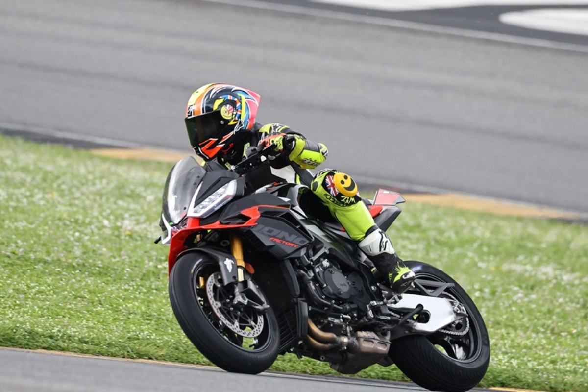 Fotos Aprilia introdujo un nuevo nivel de sofisticación en su superbike RSV4 y Tuono V4 supernaked para 2025: asistencias predictivas