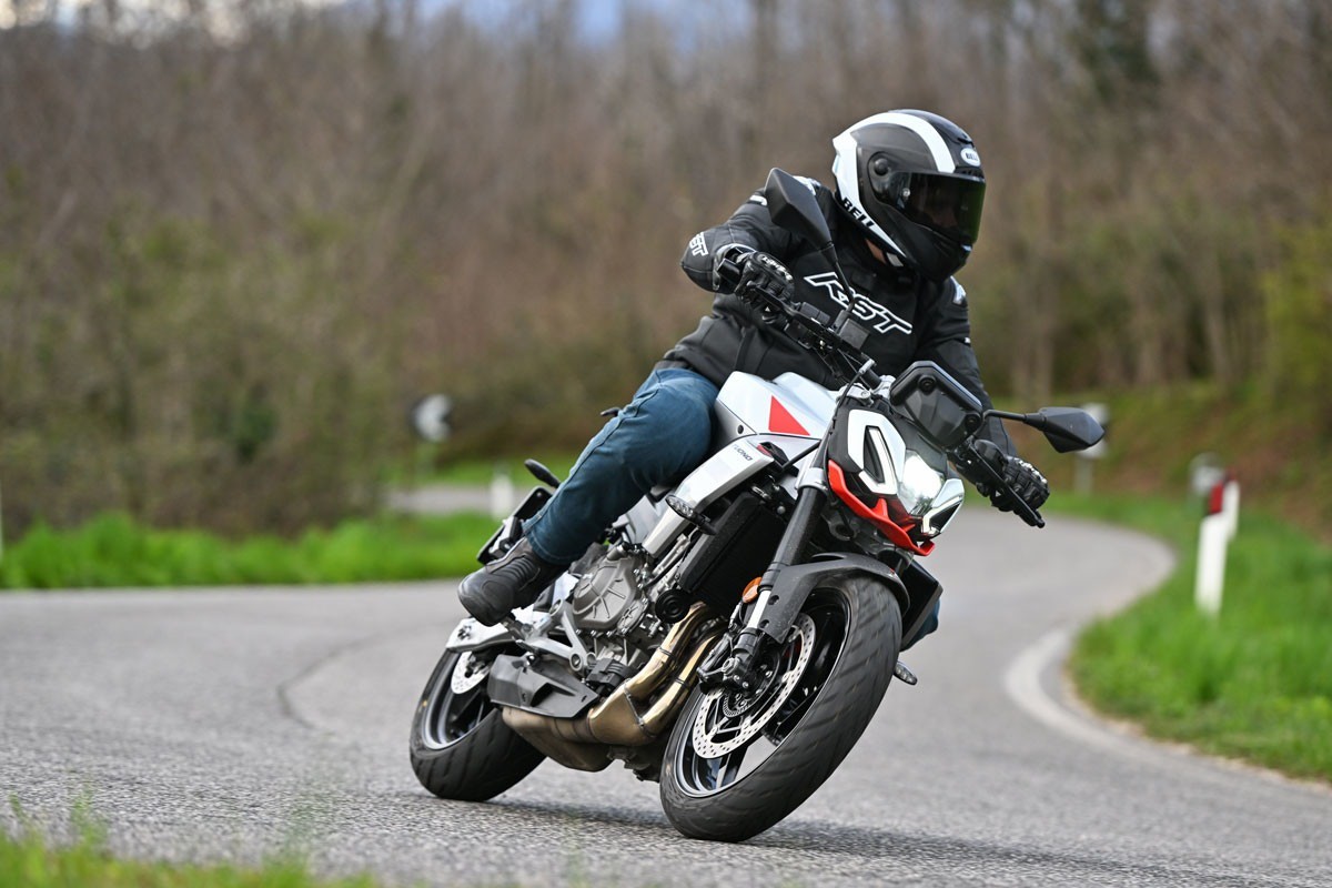 prueba aprilia tuono 457 3
