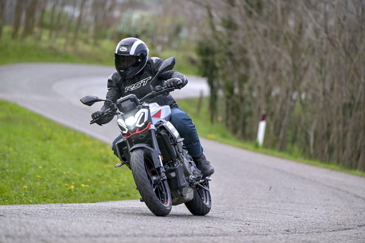 prueba aprilia tuono 457 4