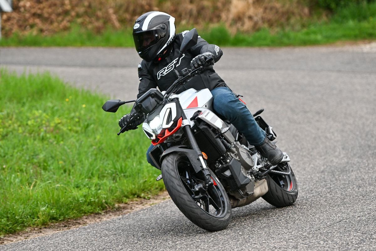 prueba aprilia tuono 457 5