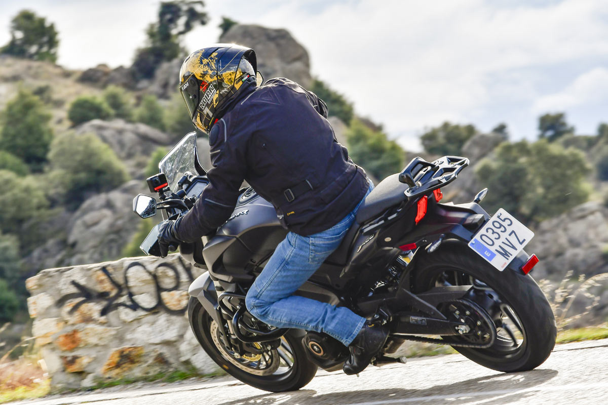prueba bajaj dominar 400 accion 3