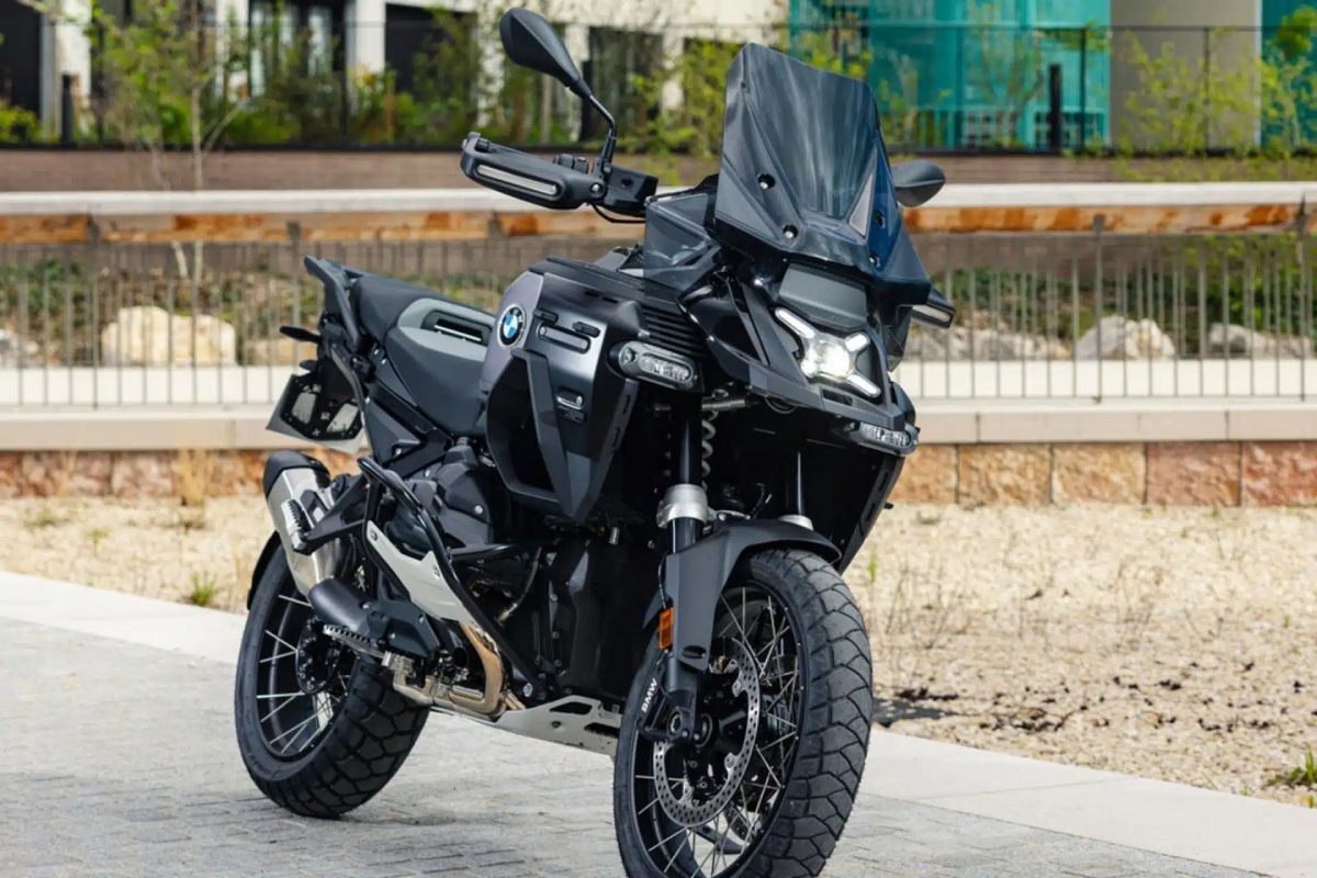 Fotos Francia da el ejemplo a otros mercados con la BMW R1300 Adventure Dark Edition