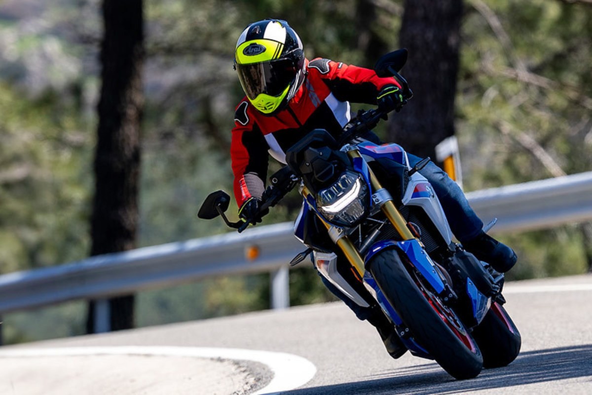 prueba bmw f 900 r posicion conduccion
