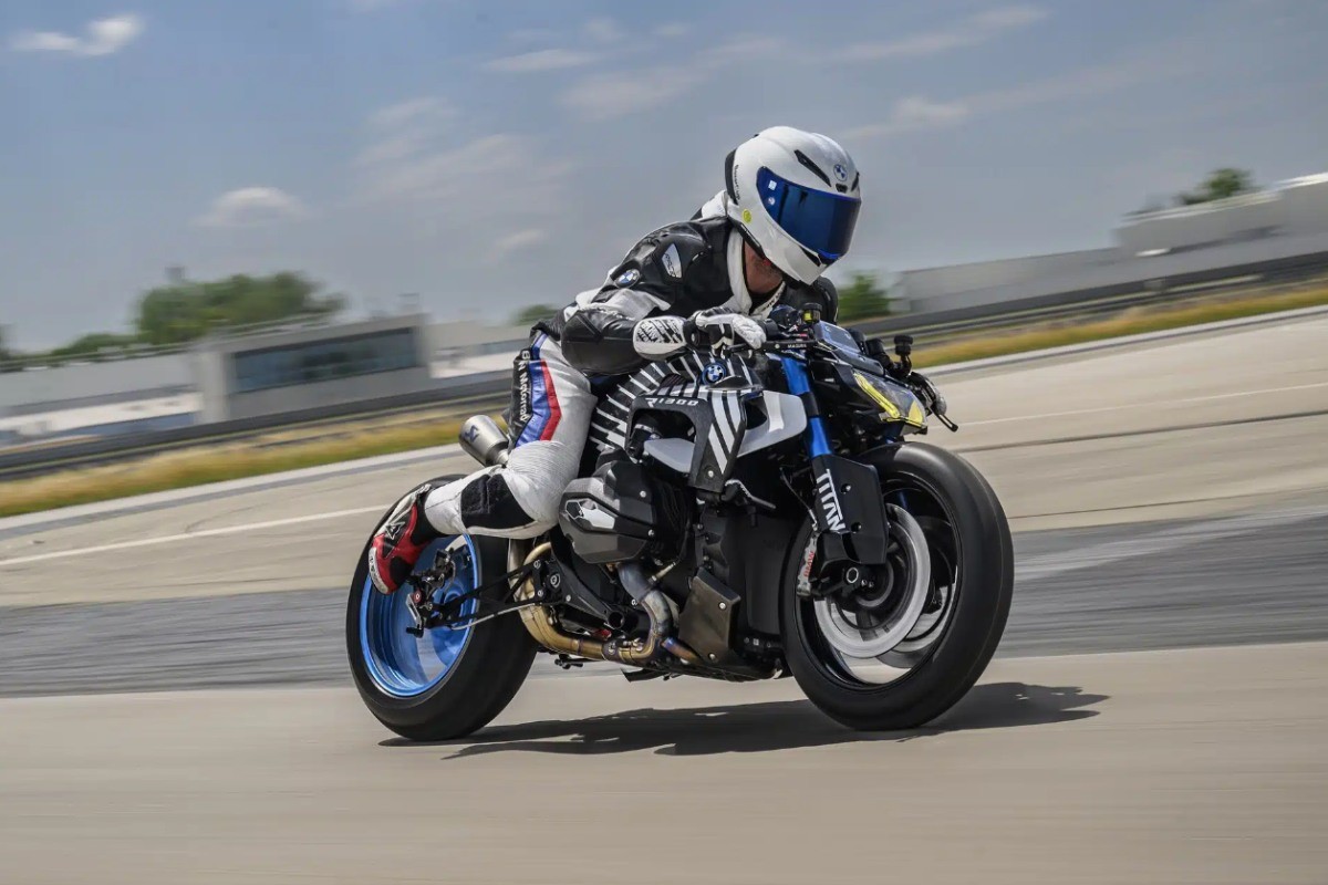 r 1300 titan 4