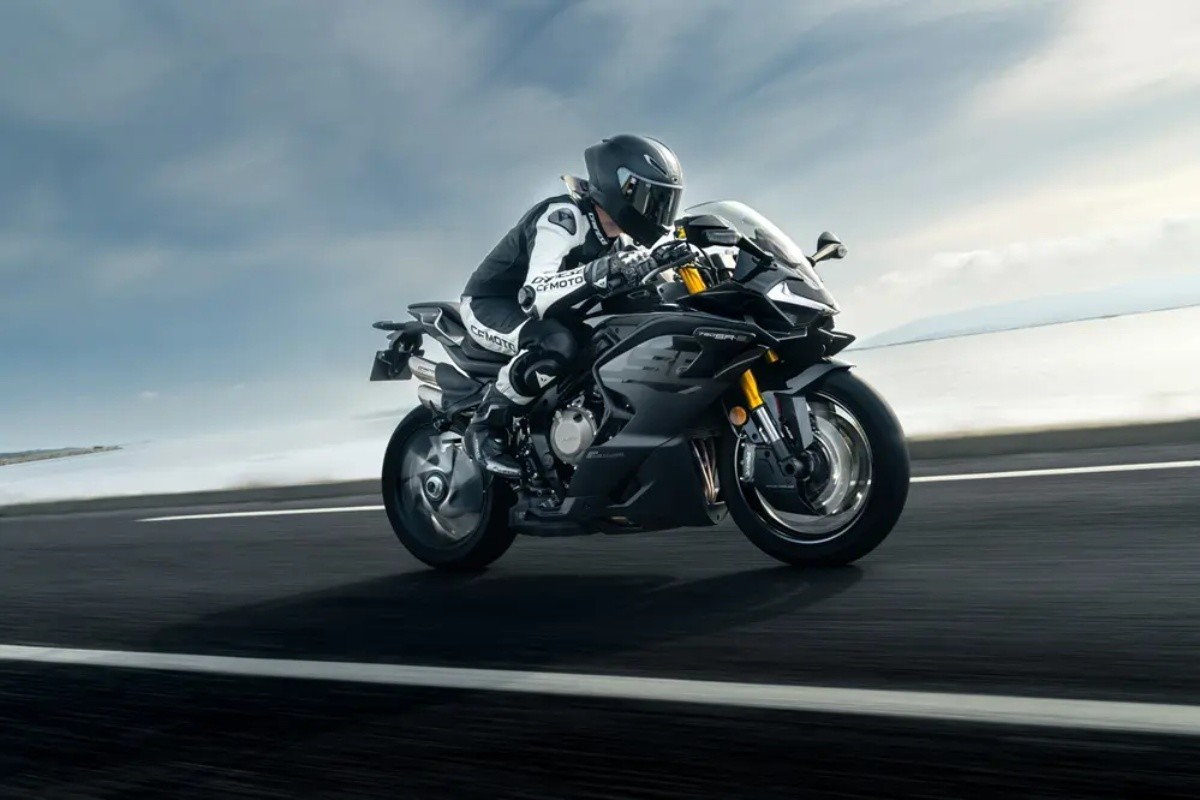 Fotos China sigue sorprendiendo a la industria y la nueva CFMoto 750SR-S de cuatro cilindros es prueba de ello