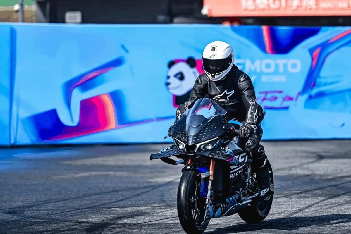 Fotos CFMoto da un duro golpe sobre la mesa con una motocicleta V4 de más de 210 hp y aerodinámica activa