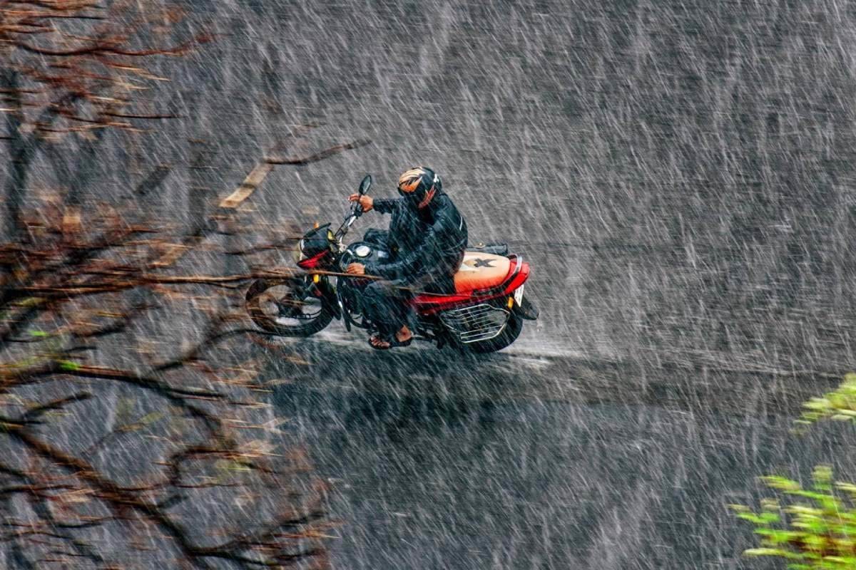 moto lluvia 3