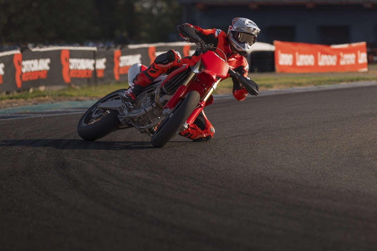 Fotos Ducati presentó la Desmo450 SM, una Supermotard de carreras con más de 60 caballos de fuerza y tecnología de MotoGP