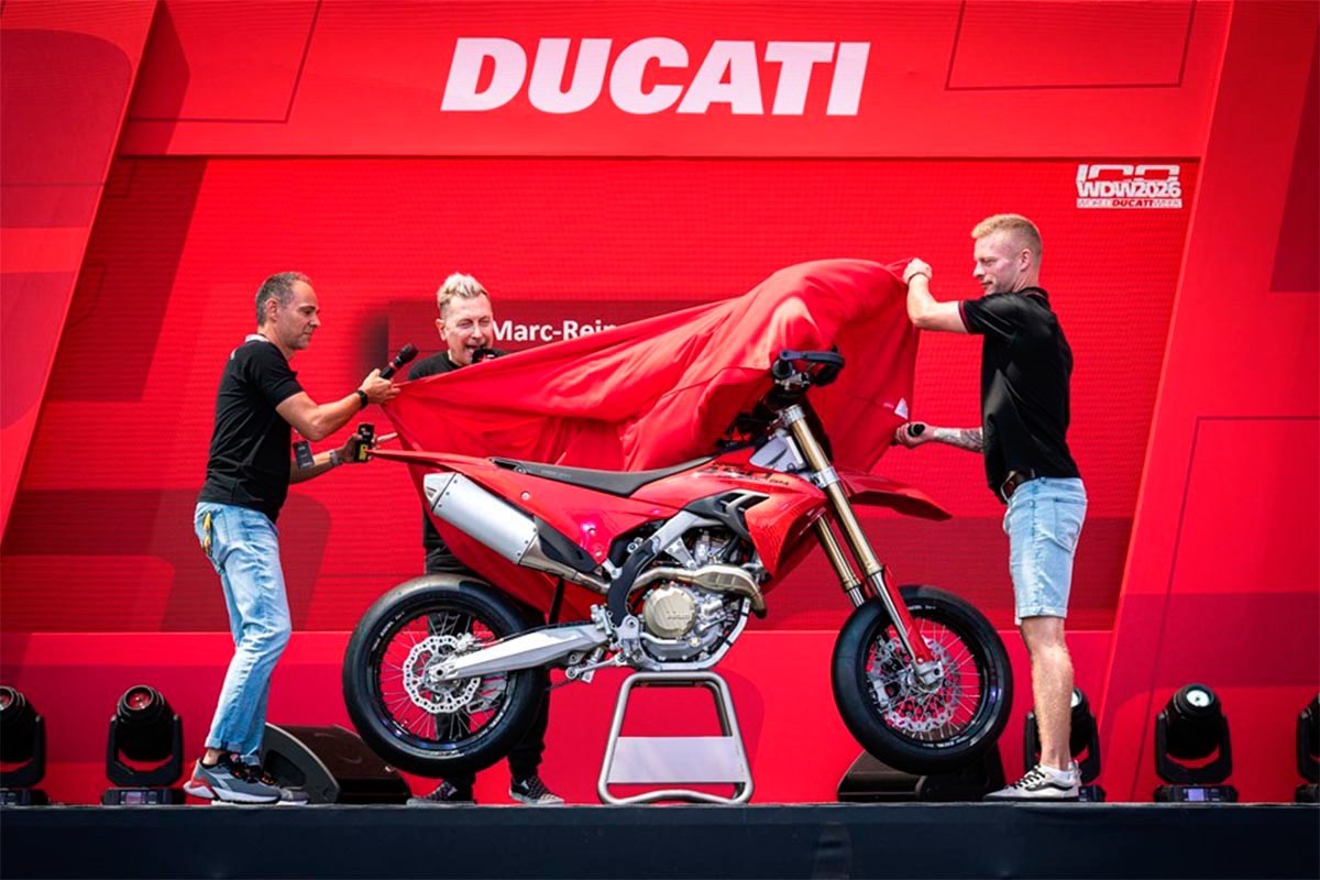 Fotos Ducati sigue celebrando su centenario con el lanzamiento de la nueva Desmo450 SM Hypermotard y luce muy prometedora