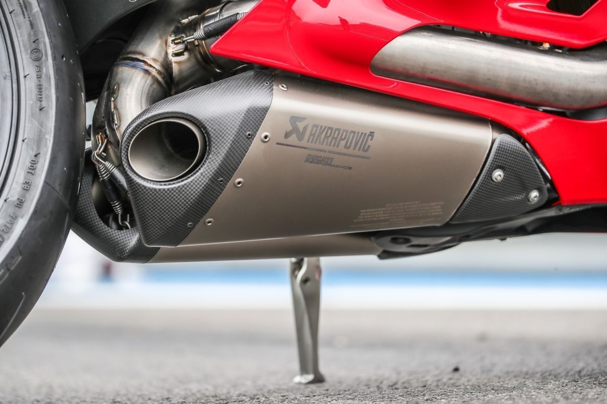 akrapovic ducati v2 2