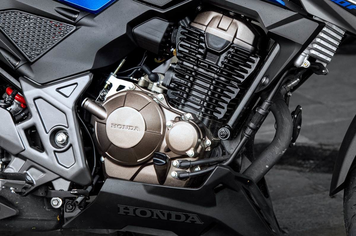 Honda CB300f 03
