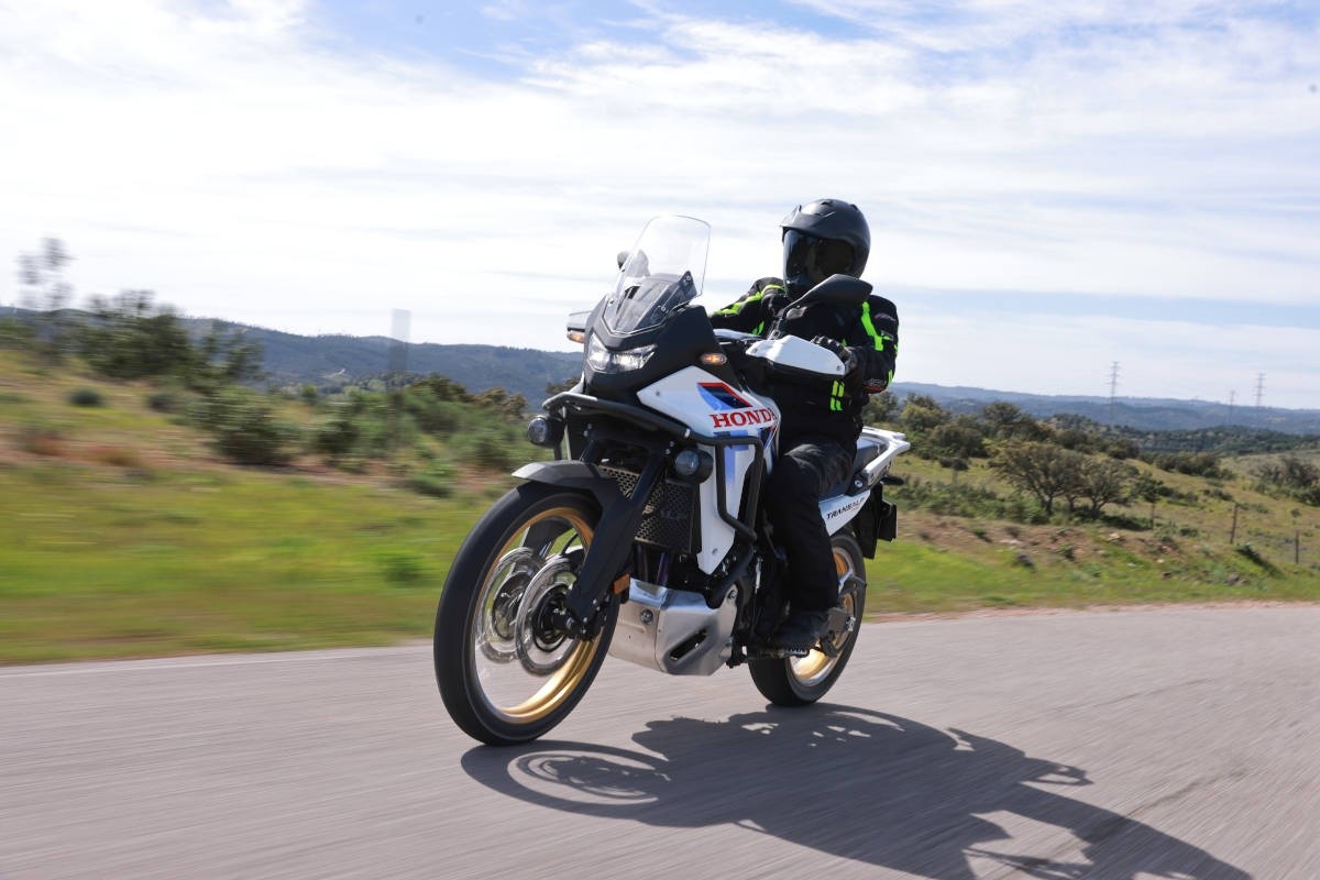 prueba honda hornet transalp 750 e clutch 2026 3