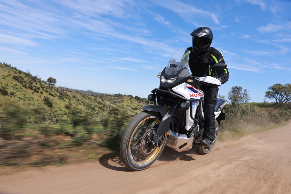prueba honda hornet transalp 750 e clutch 2026 7