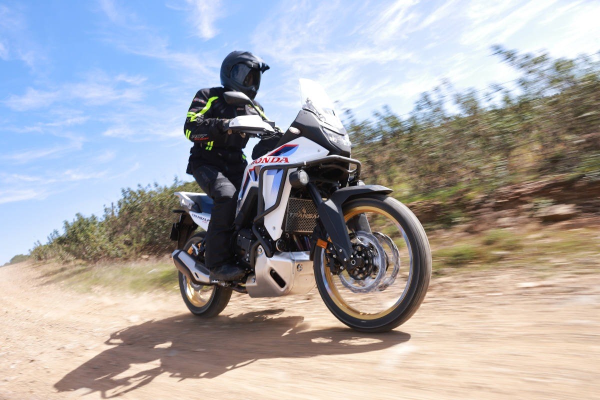 prueba honda hornet transalp 750 e clutch 2026 8