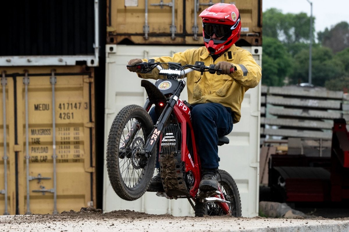 Fotos Bomberos de Los Ángeles usan motos eléctricas para llegar primero a atender una emergencia