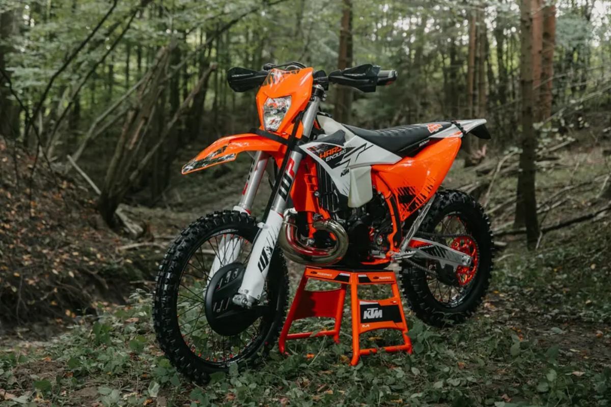Fotos KTM lanzó la 300 EXC Hardenduro, con una revisión que incluyó ajustes de hardware y reducción de peso