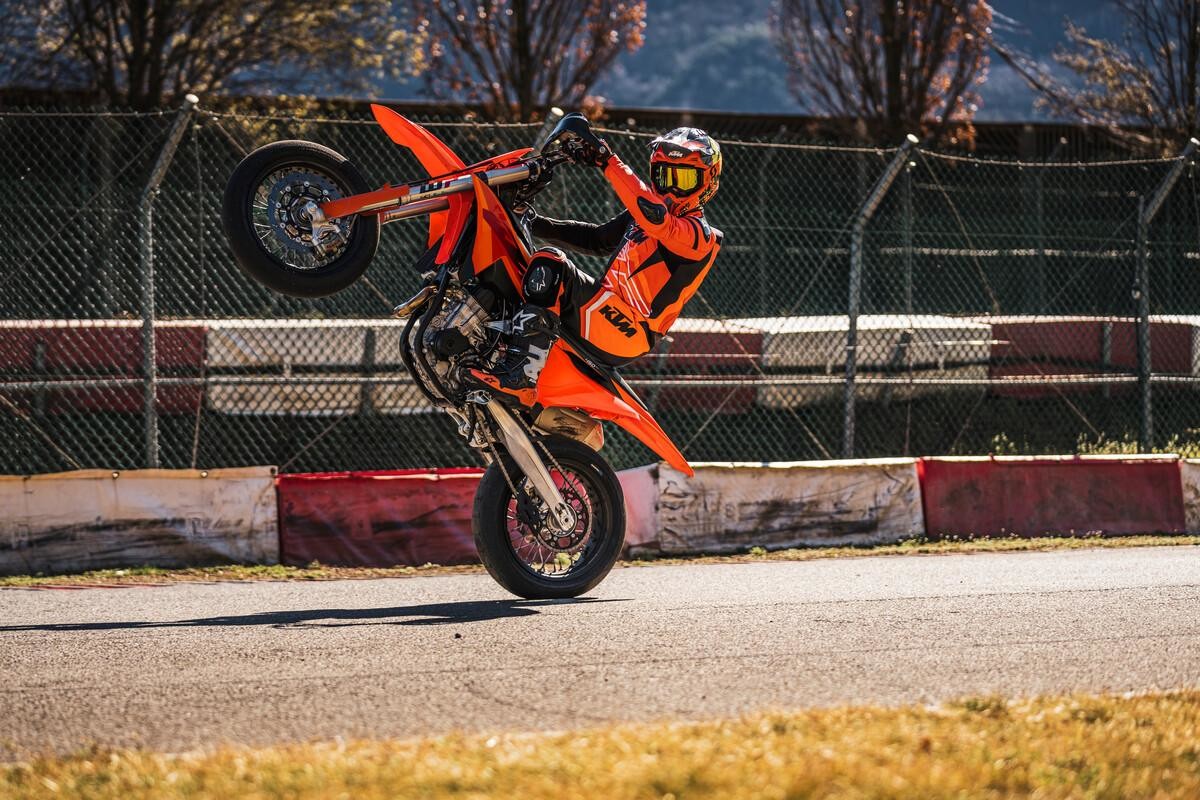 Fotos KTM 450 SMR 2027: la firma austriaca presenta una nueva evolución de su singular modelo