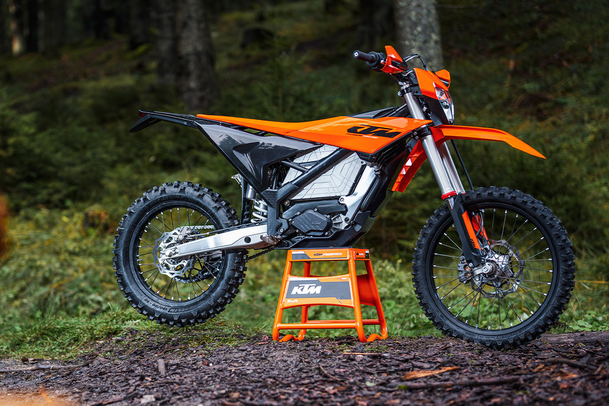 Fotos KTM no se achica: mejoró por completo su moto off-road eléctrica, para hacerla más potente y ligera