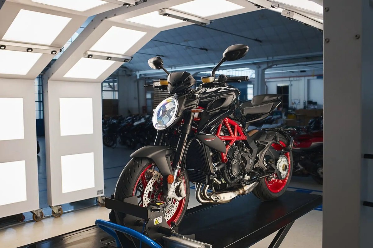 brutale 800 nero carbonio 2026 2