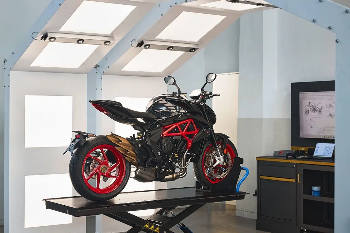 brutale 800 nero carbonio 2026 3