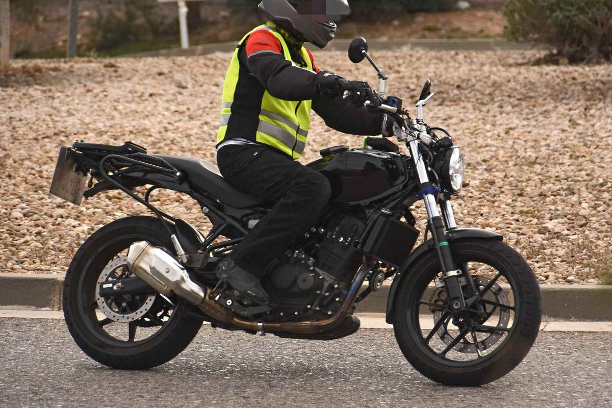 Fotos ¿Una Royal Enfield Himalayan con radiador de líquido?