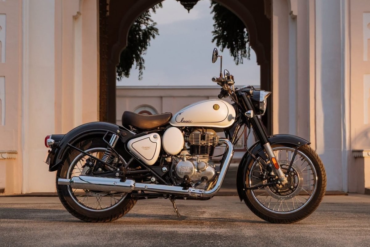 royal enfield Classic 350 Signature White Edition 4