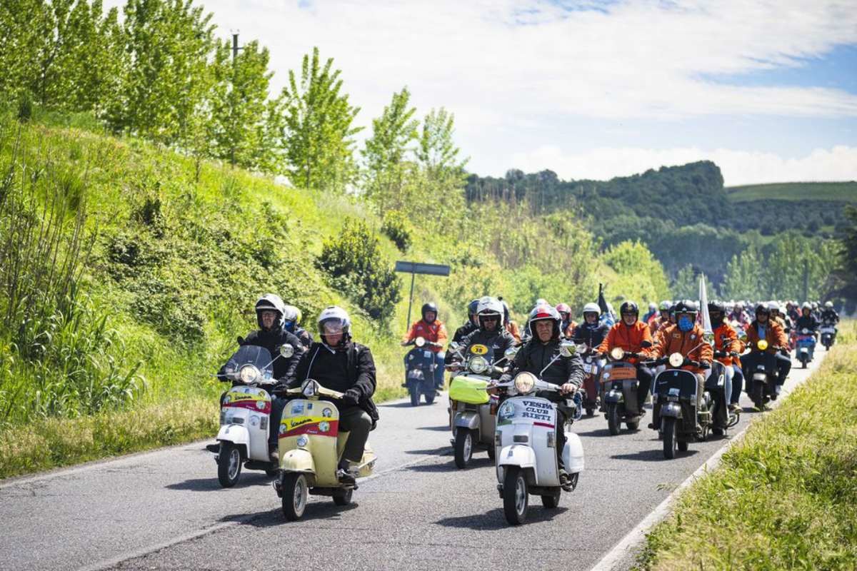 Fotos Más de 20,000 Vespas se reunieron en Italia para celebrar el día mundial de la Vespa