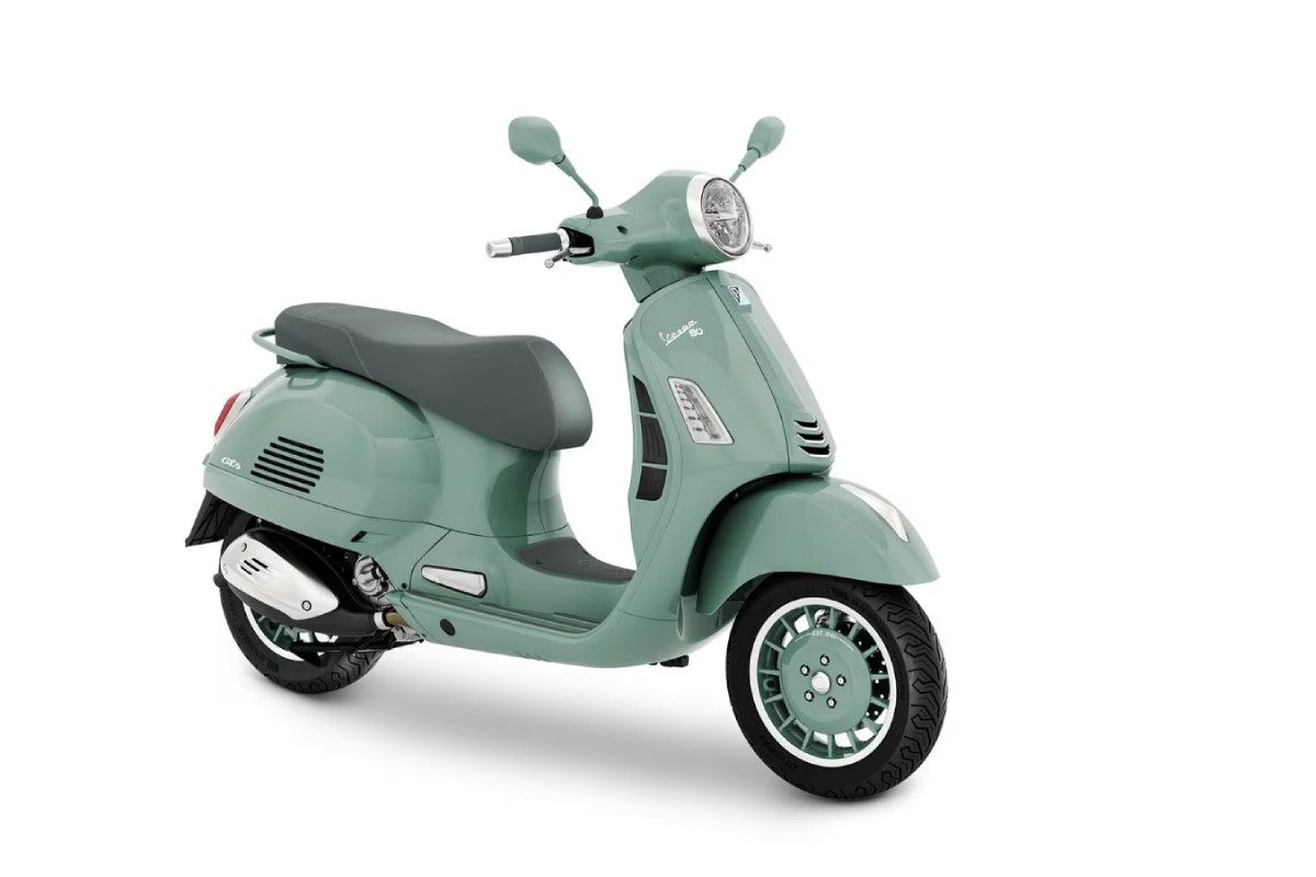 Fotos EICMA 2025: Vespa Primavera 80th y GTS 80th, Primer vistazo