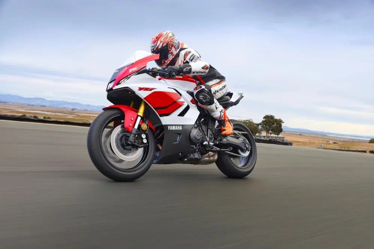 Fotos EICMA 2025: la R7 de Yamaha recibe actualizaciones tecnológicas, incluida la suite eléctrica sensible a la inclinación